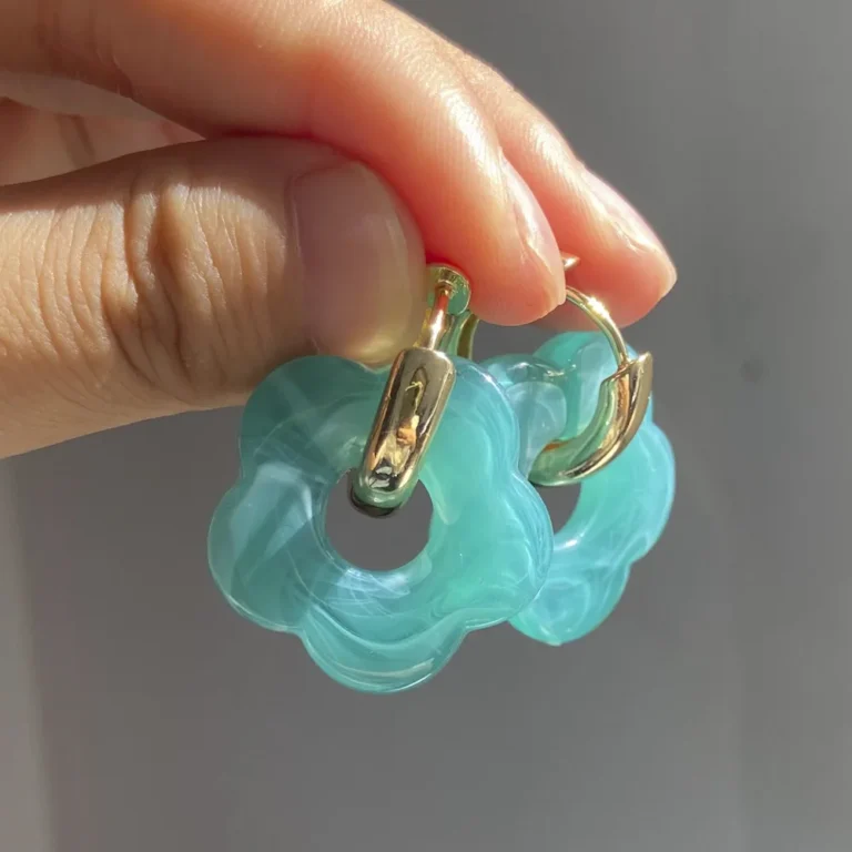 Boucles d'oreilles resine bleu clair fleur - Bleu