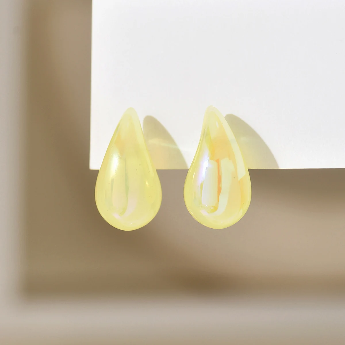 Boucles d'oreilles resine gouttes jaunes