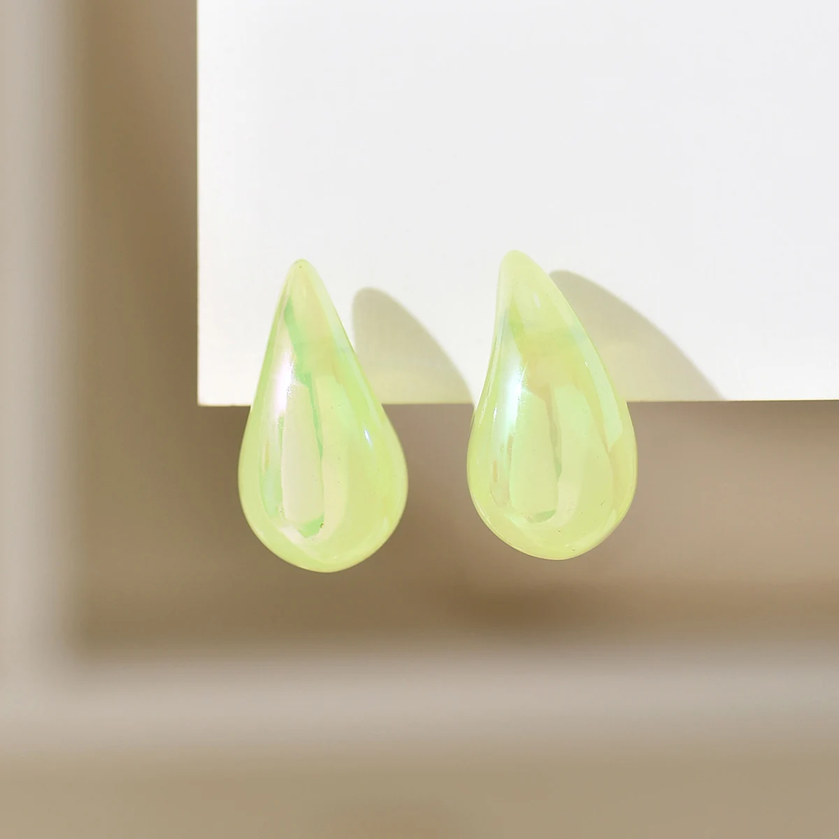 Boucles d'oreilles resine gouttes vertes