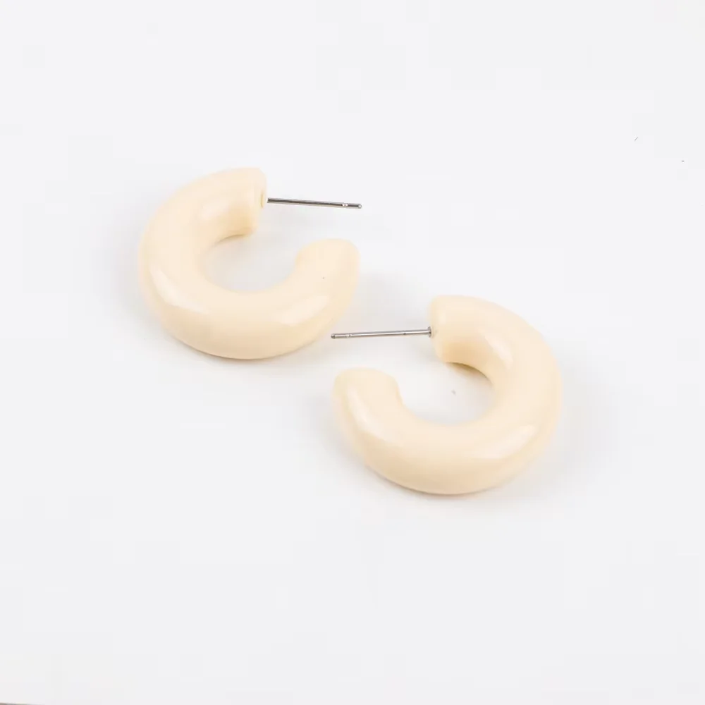 Boucles d'oreilles résine blanches design