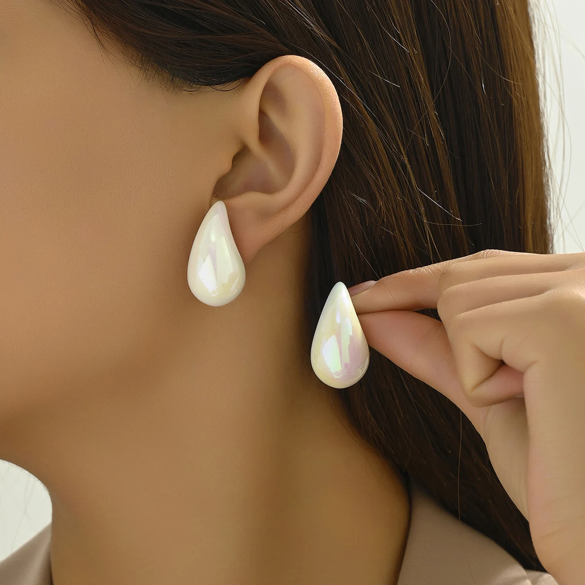 Boucles d'oreilles resine gouttes blanches nacrées