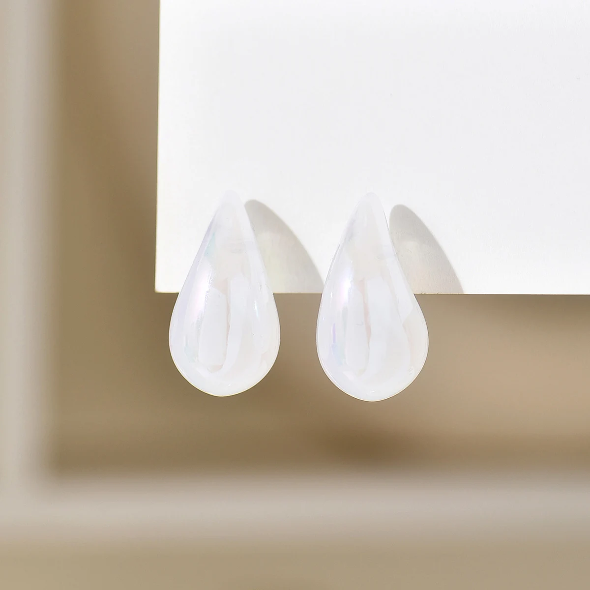 Boucles d'oreilles resine gouttes blanches