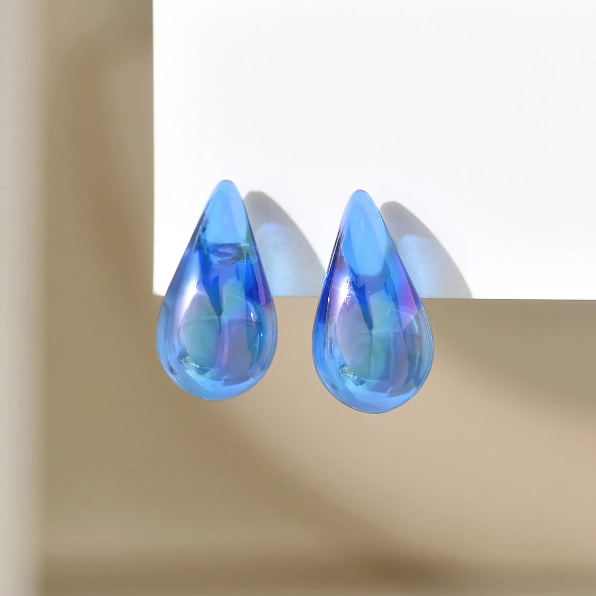 Boucles d'oreilles resine gouttes bleues foncées